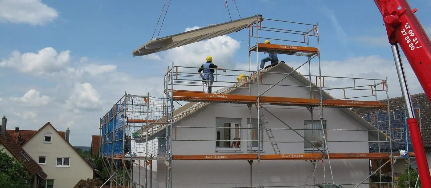 Rohbau mit Kran auf einer Baustelle