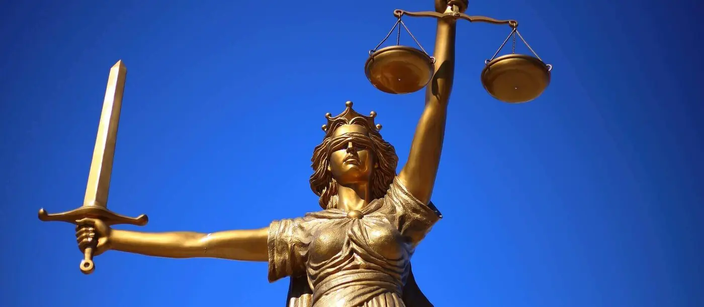 Justitia mit Waage und Schwert
