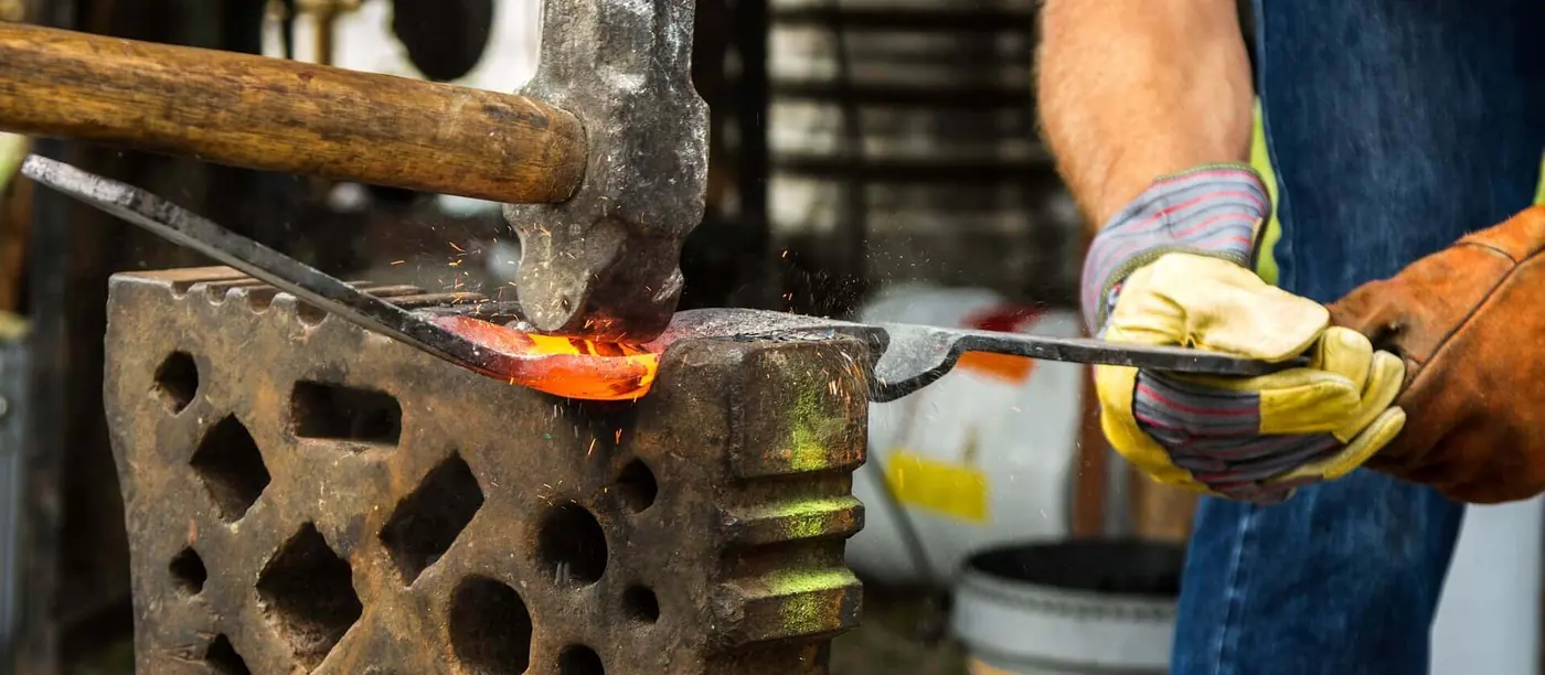 Metallbauer in der Werkstatt