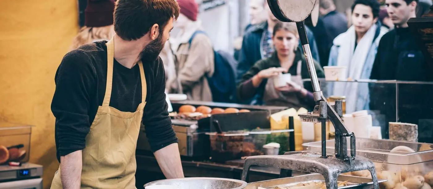 Zubereitung an einem Streetfood-Stand