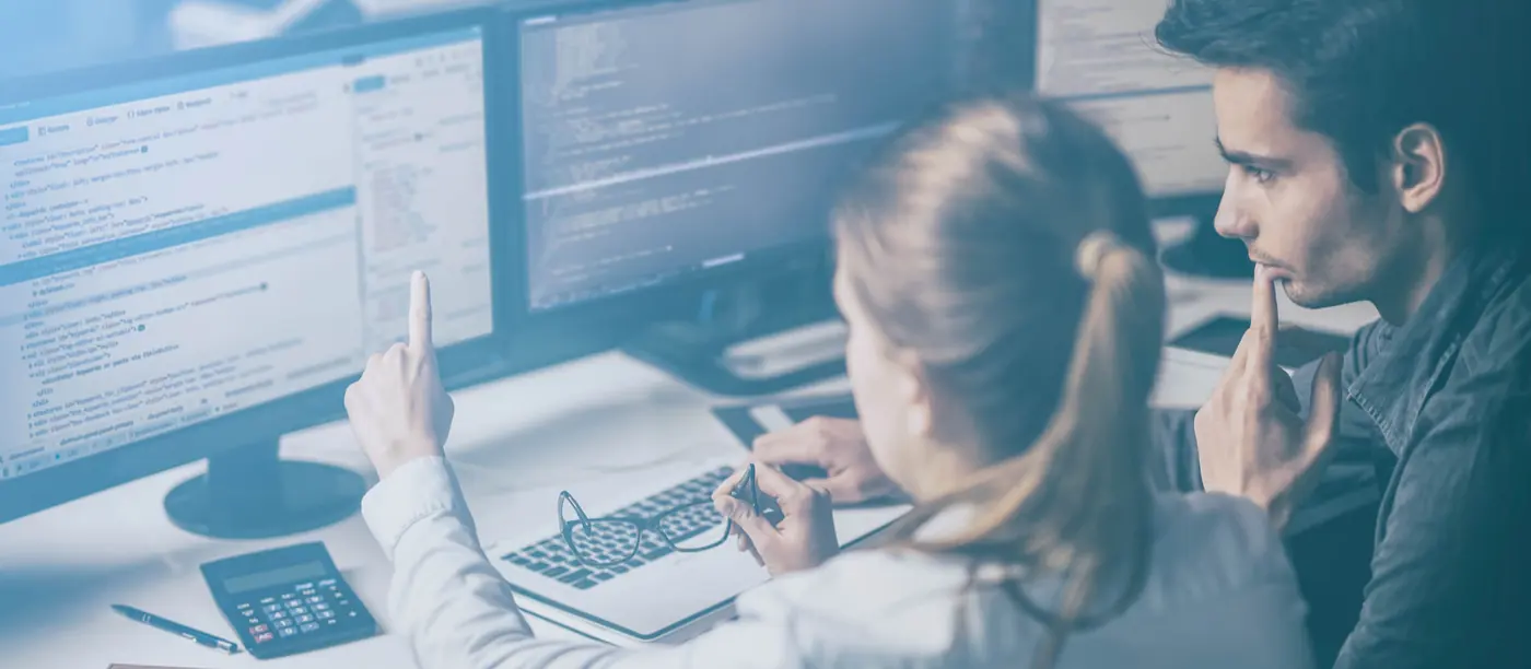 Zwei Entwickler bei der Arbeit am Quellcode