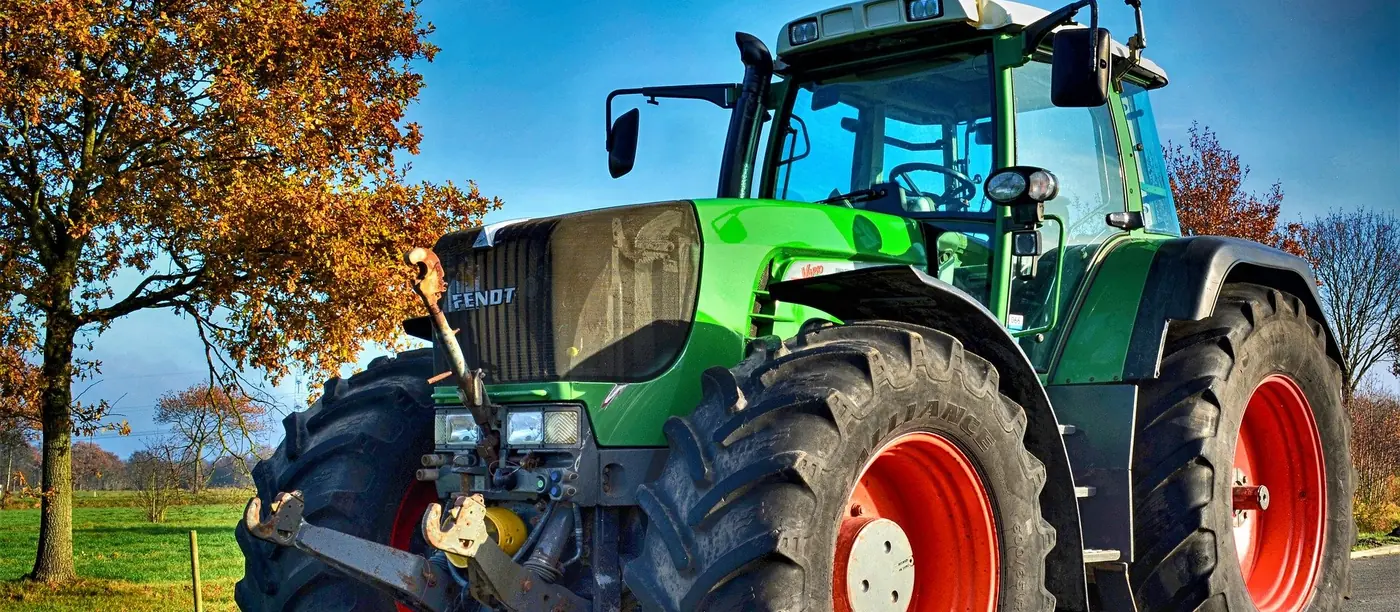 Landwirtschaftliche Maschine im Feldeinsatz