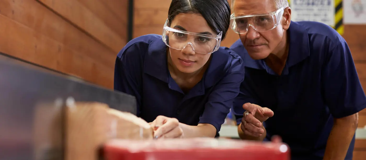 Schreiner bei der Arbeit in der Werkstatt