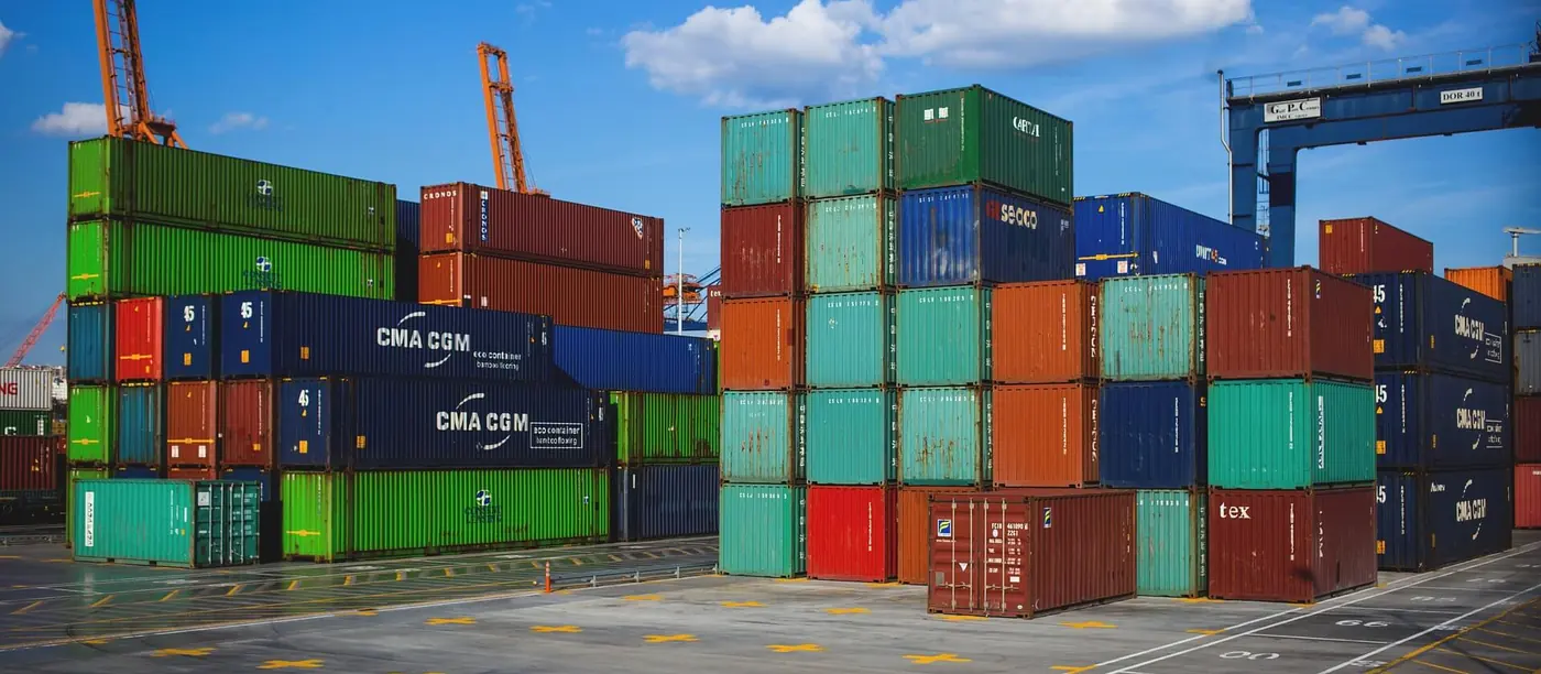 Container auf einem Umschlagterminal